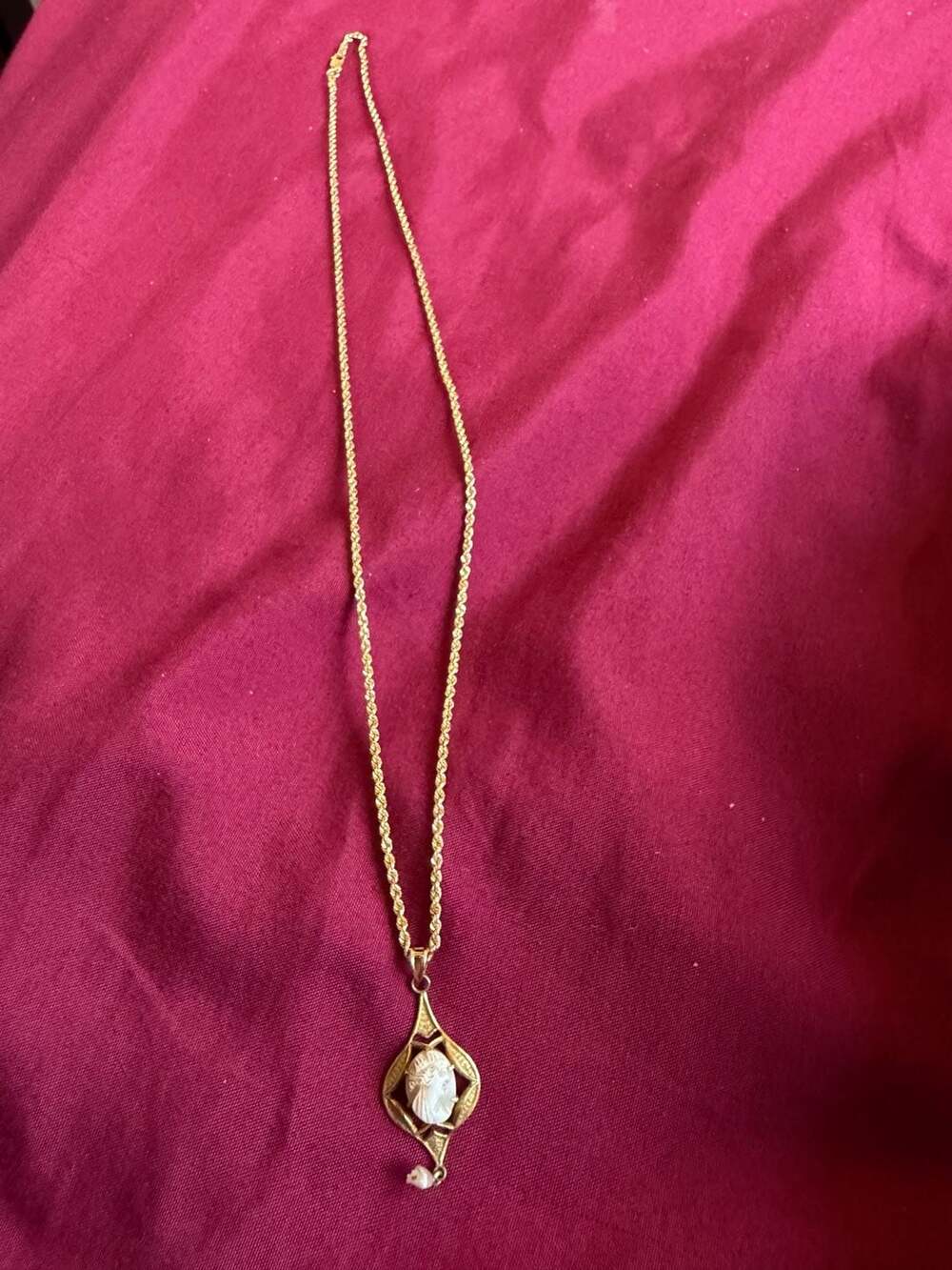 14K Gold Cameo Pendant Necklace 3.44g